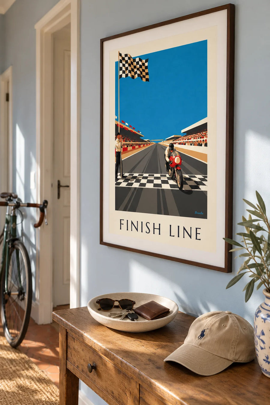 Affiche moto franchissant la ligne d’arrivée sous le drapeau à damier : encadrée au mur