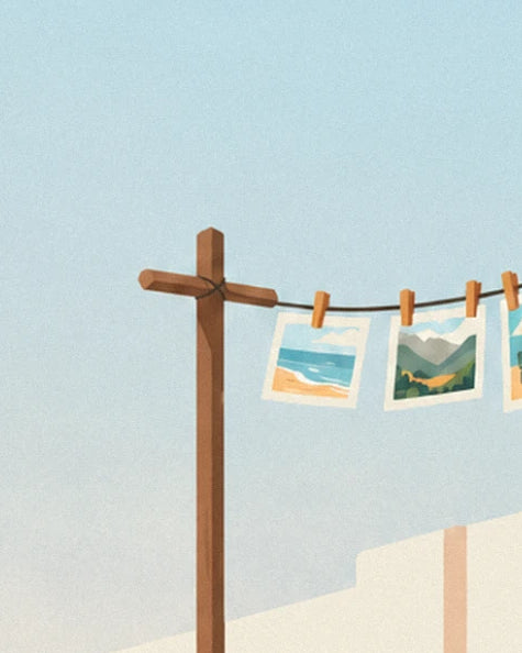 Le poteau en bois et son fil à linge, avec ses pinces et ses photos de plage et de montagne