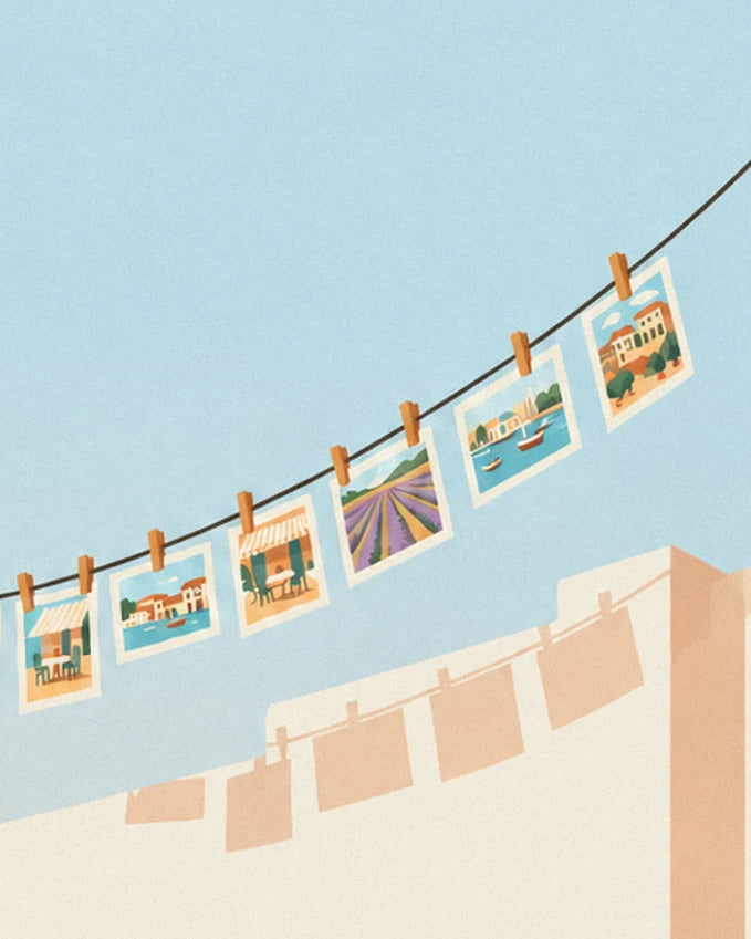 Fil à linge et ses pinces en bois, avec 6 petites photos de villages, de lavande et de port sous un ciel bleu