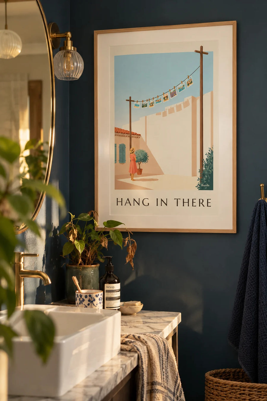 Affiche fil à linge, pinces en bois et petites photos : encadrée au mur