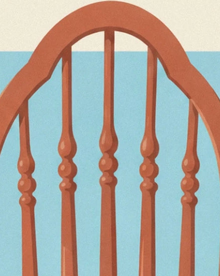 Le dossier arrondi de la chaise d’enfant et ses barreaux en bois brun