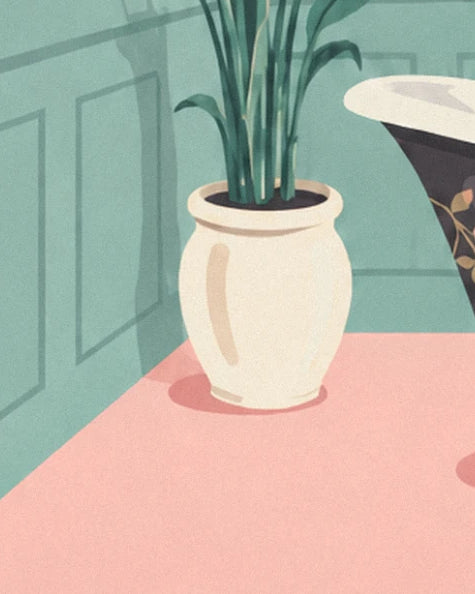Un grand vase crème avec sa plante verte, sur le sol rose devant les boiseries vertes