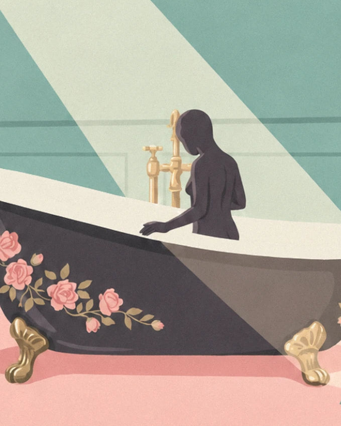 Une femme de dos dans sa baignoire sur pieds dorés, ornée de roses roses