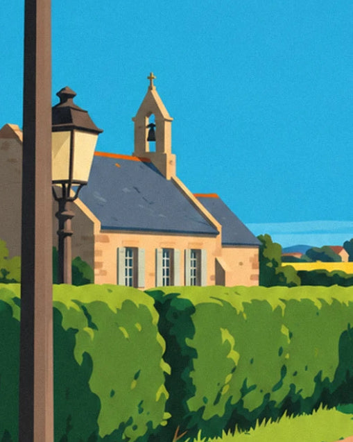 La petite chapelle en pierre au clocher et son lampadaire, derrière la haie