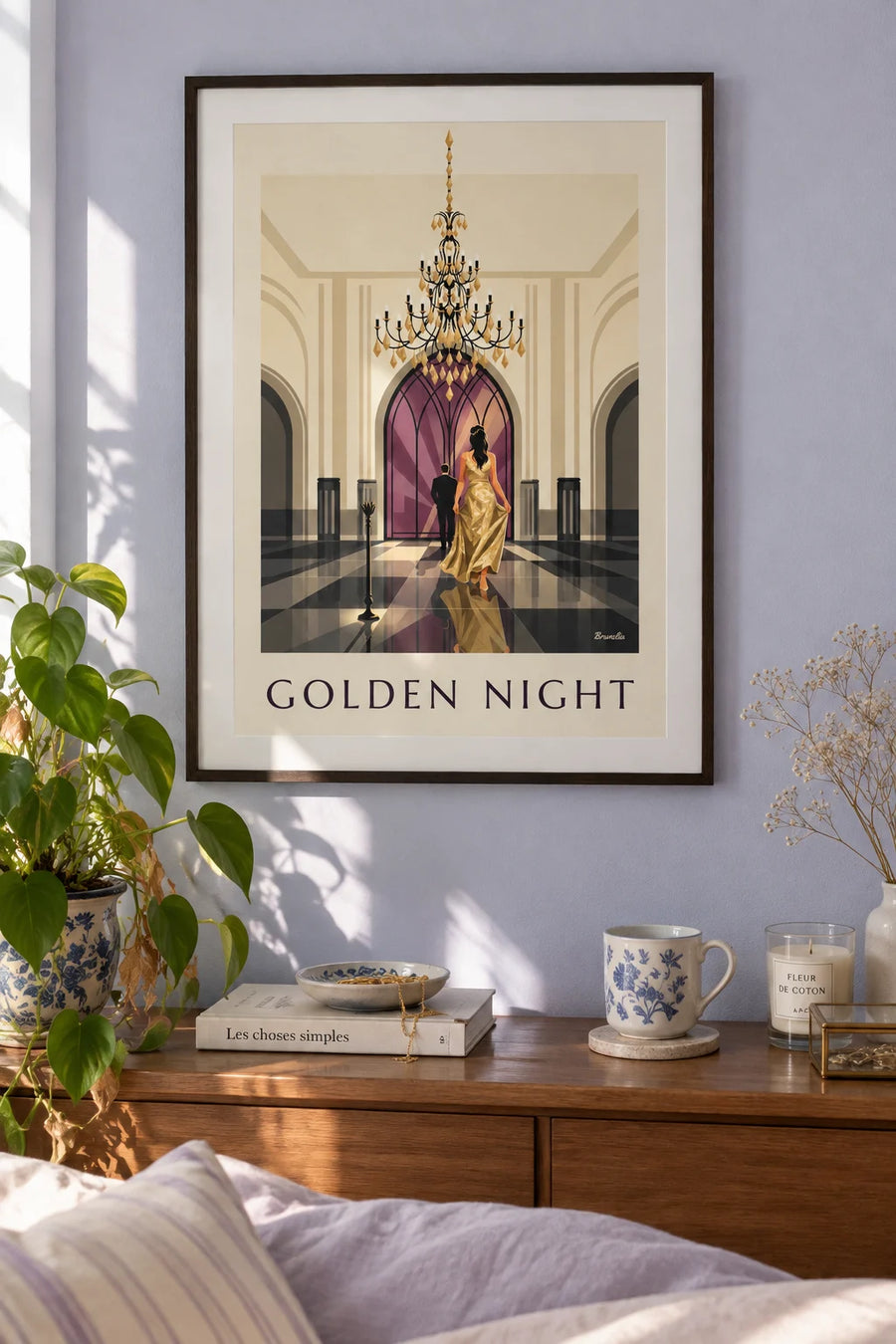 Affiche femme en robe dorée à paillettes sous un lustre de bal : encadrée au mur