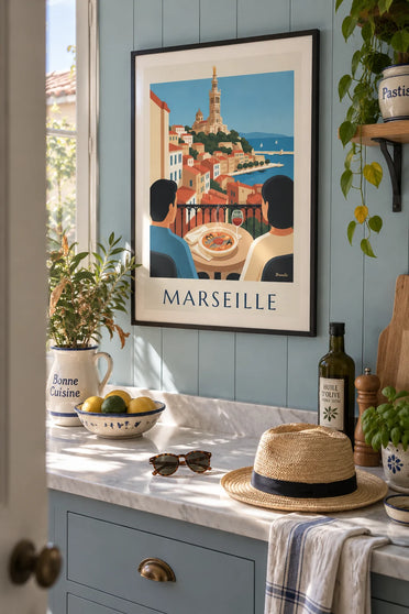 Affiche bouillabaisse sur une terrasse du Vieux-Port de Marseille : encadrée au mur