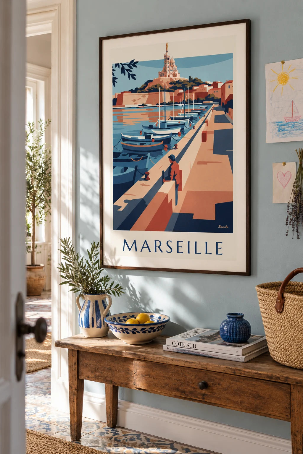 Mise en situation de Affiche Notre-Dame de la Garde et barques du quai du Vieux-Port de Marseille
