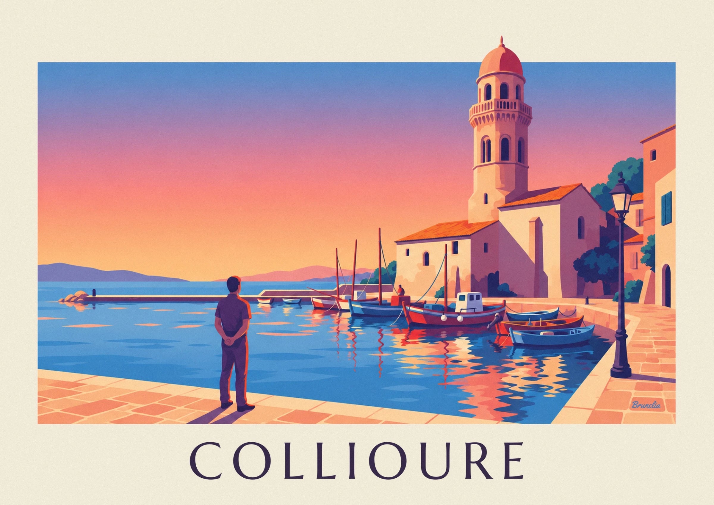 Le clocher de Collioure aux façades dorées et aux toits orangés sur un ciel rose