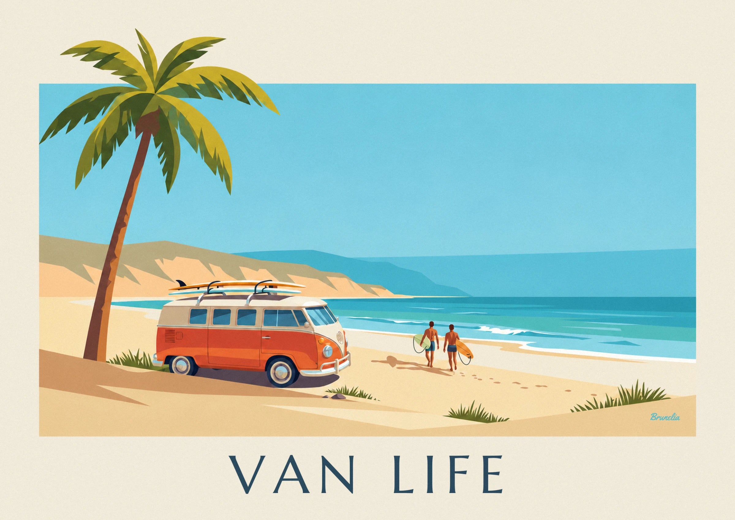 Le van orange et crème avec 2 planches de surf sur le toit, garé au bord de la plage