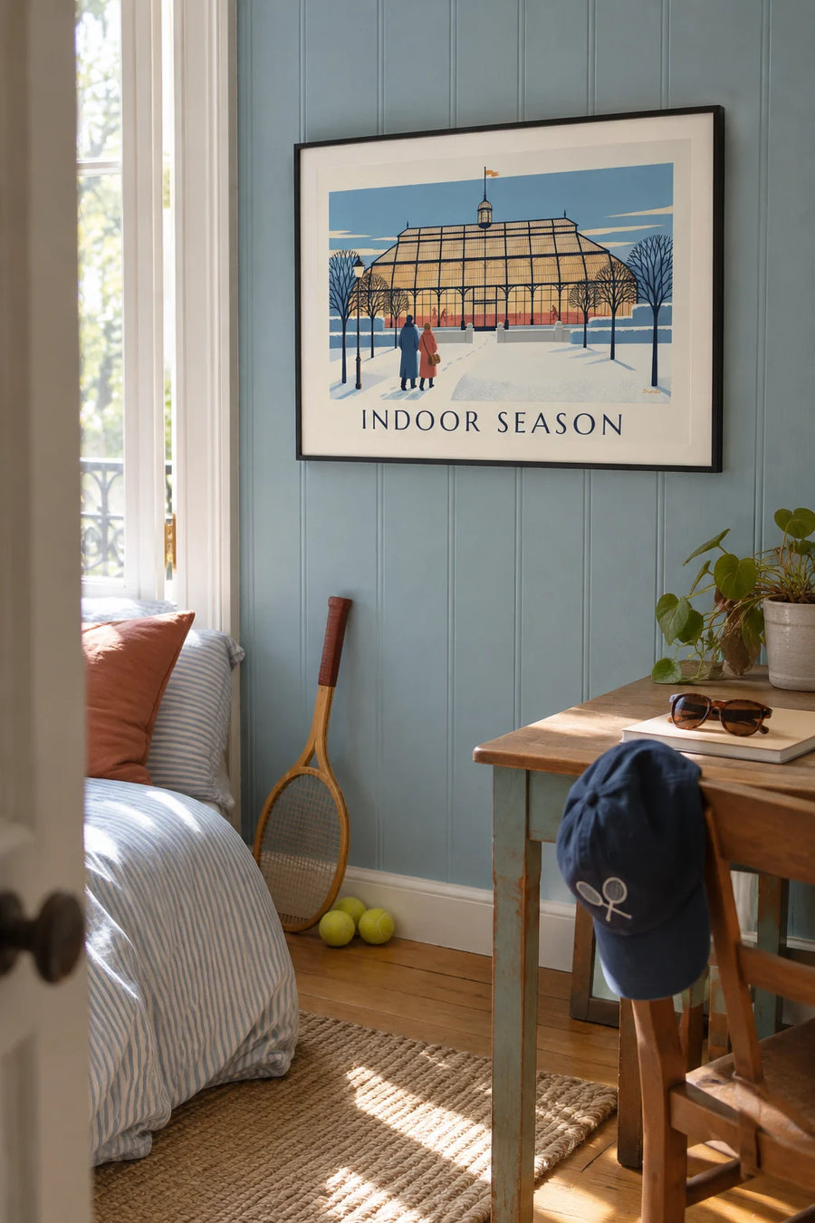 Affiche court de tennis couvert sous une verrière en hiver : encadrée au mur