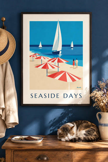 Affiche parasols rayés et voiliers en bord de mer : encadrée au mur