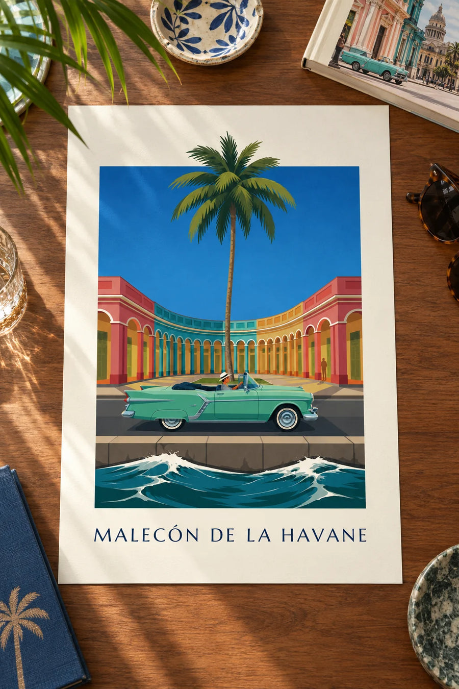 Affiche décapotable vert menthe sur le Malecón de La Havane : posée sur une table