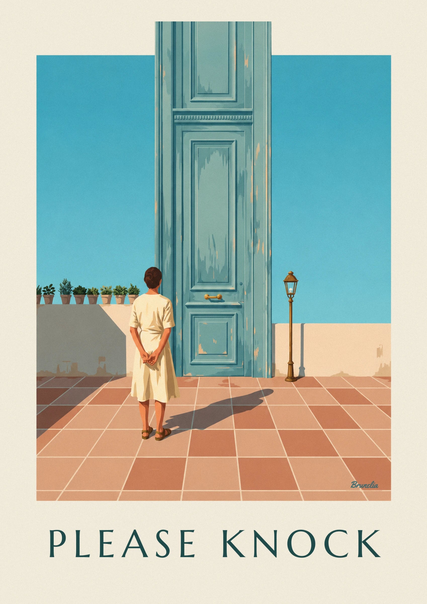 La femme en robe crème, mains dans le dos, face à la porte bleu-vert patinée